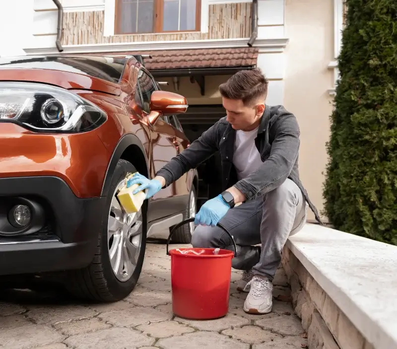 Lavage auto à domicile Léguevin : professionnel intervenant sur un véhicule